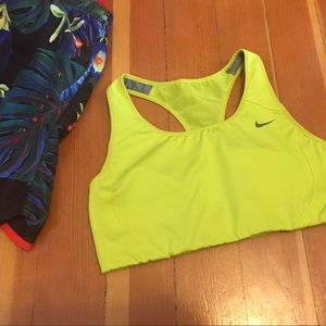 🧩 Nike Sports Bra
